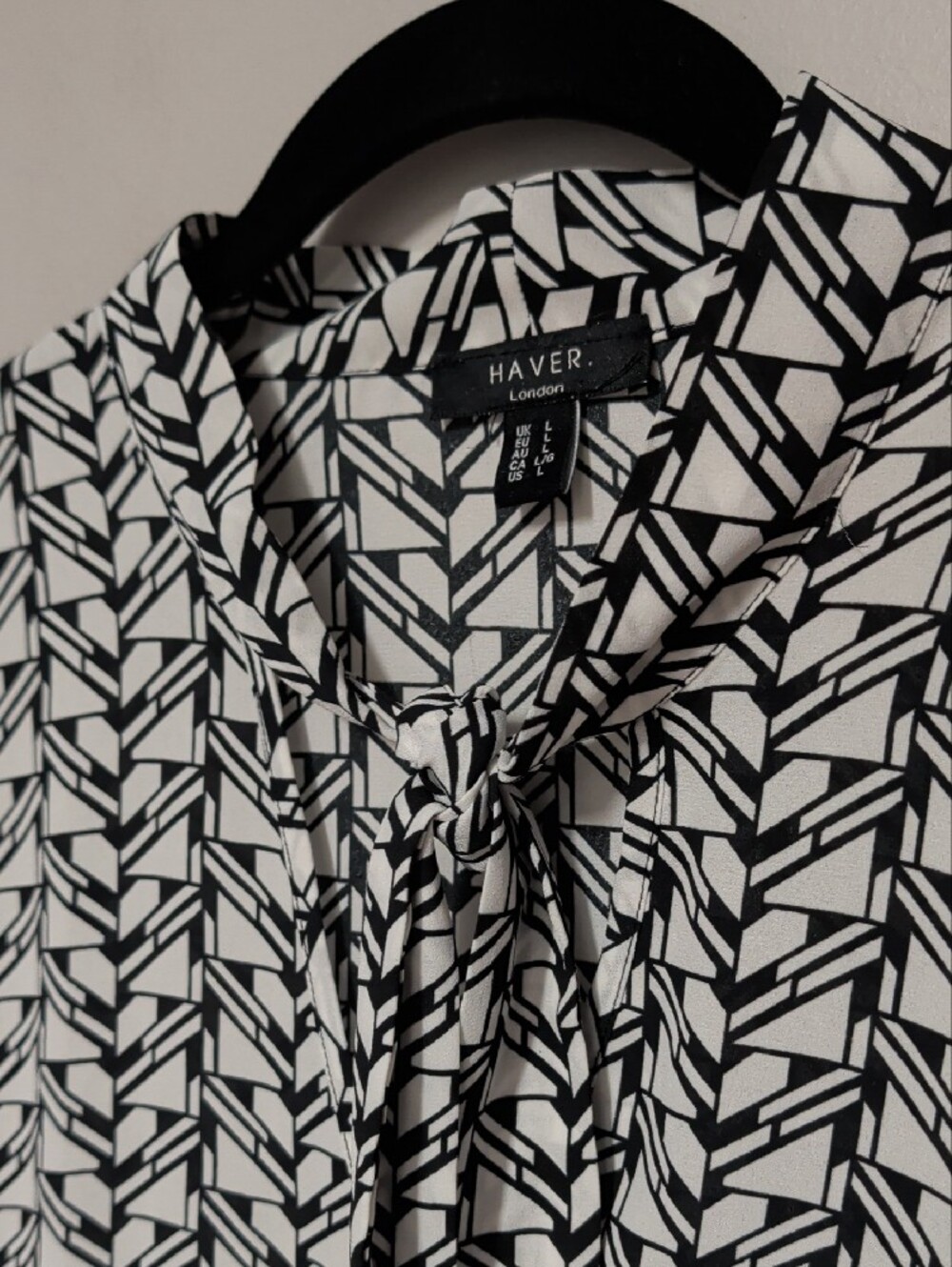Haver. Black & White Geometric Tie-Neck Flutter-Sleeve Blouse - Picture 3 of 6